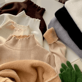 Blusa Peluciada e Canelada com Gola Alta