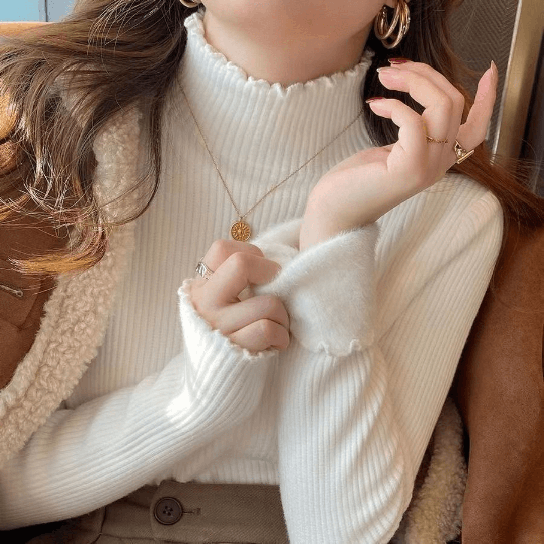 Blusa Peluciada e Canelada com Gola Alta