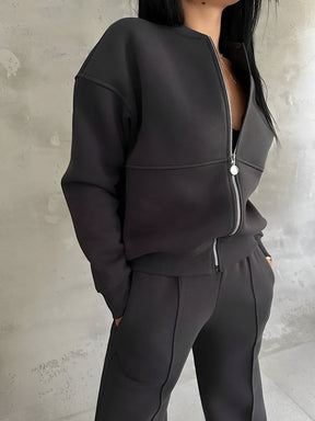 Conjunto com Jaqueta de Zíper e Calça Reta com Bolsos