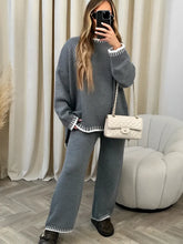 Conjunto com Suéter e Calça com Detalhes em Crochê