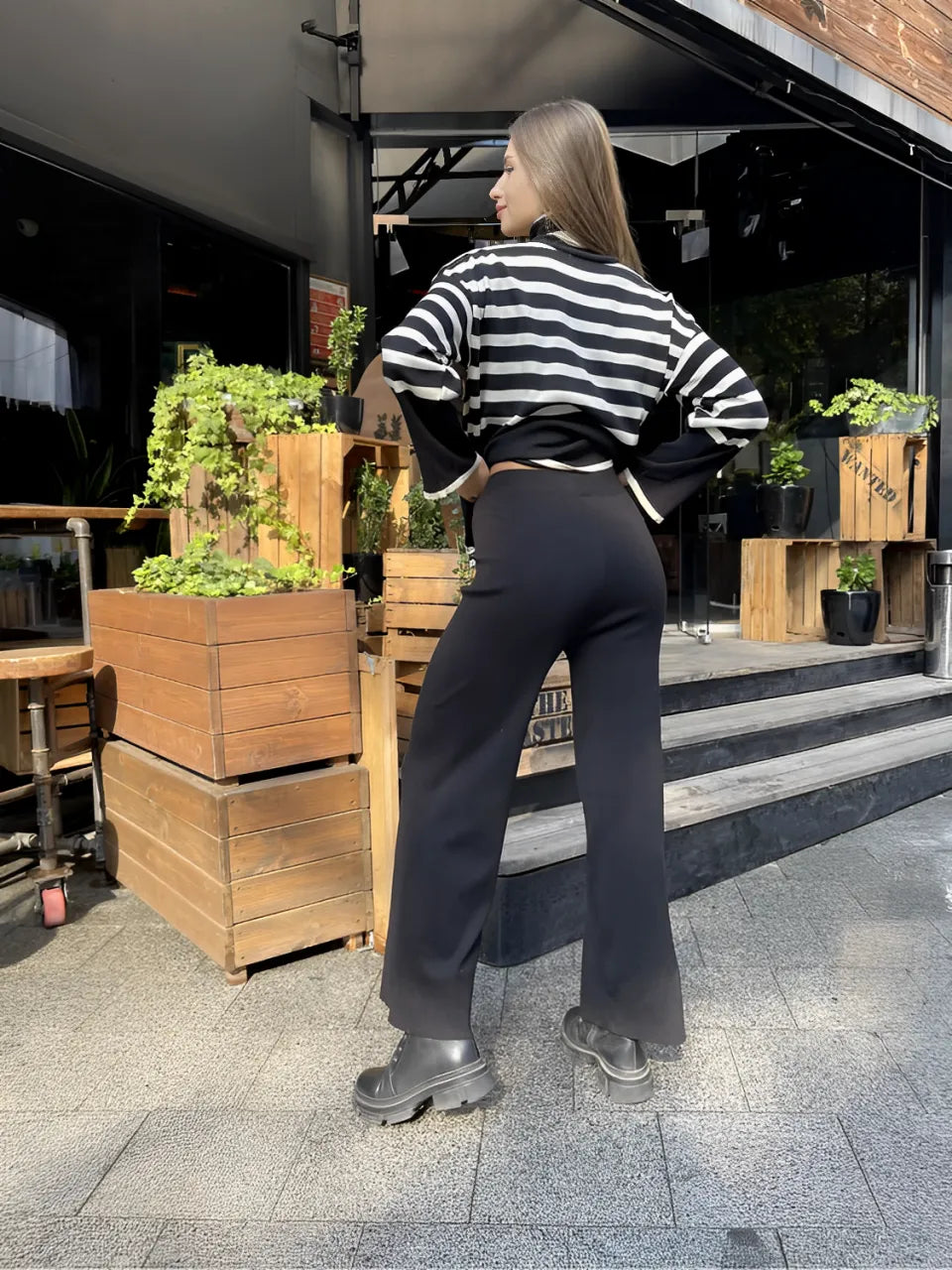 Conjunto de Tricô com Suéter de Gola Alta Listrado e Calça Confortável