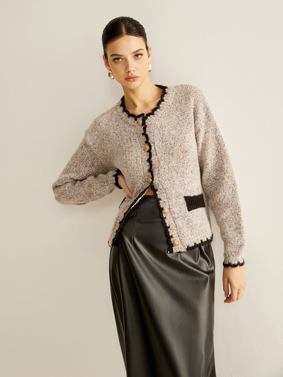 Cardigan Versátil com Botões e Acabamento Contrastante