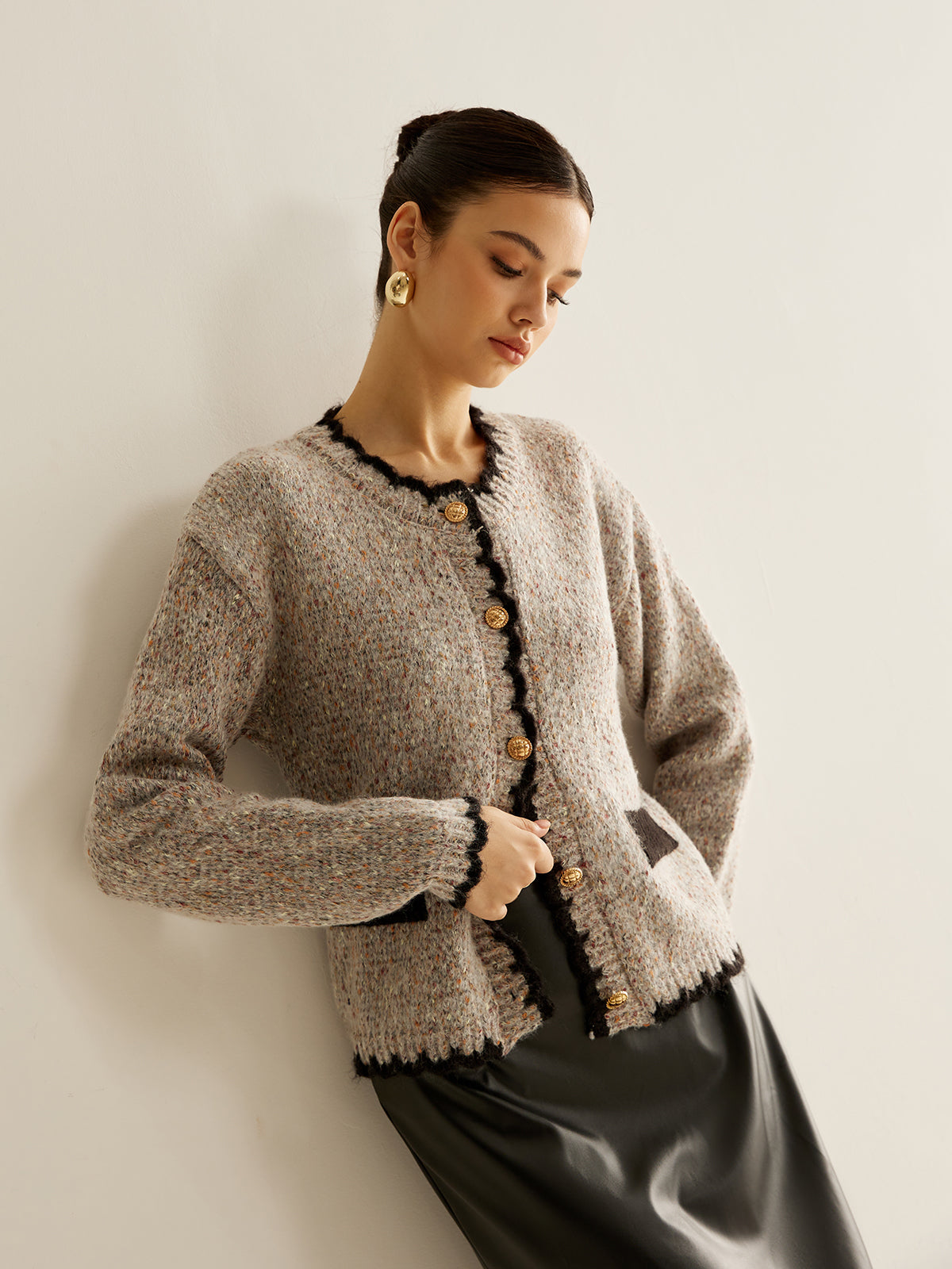 Cardigan Versátil com Botões e Acabamento Contrastante