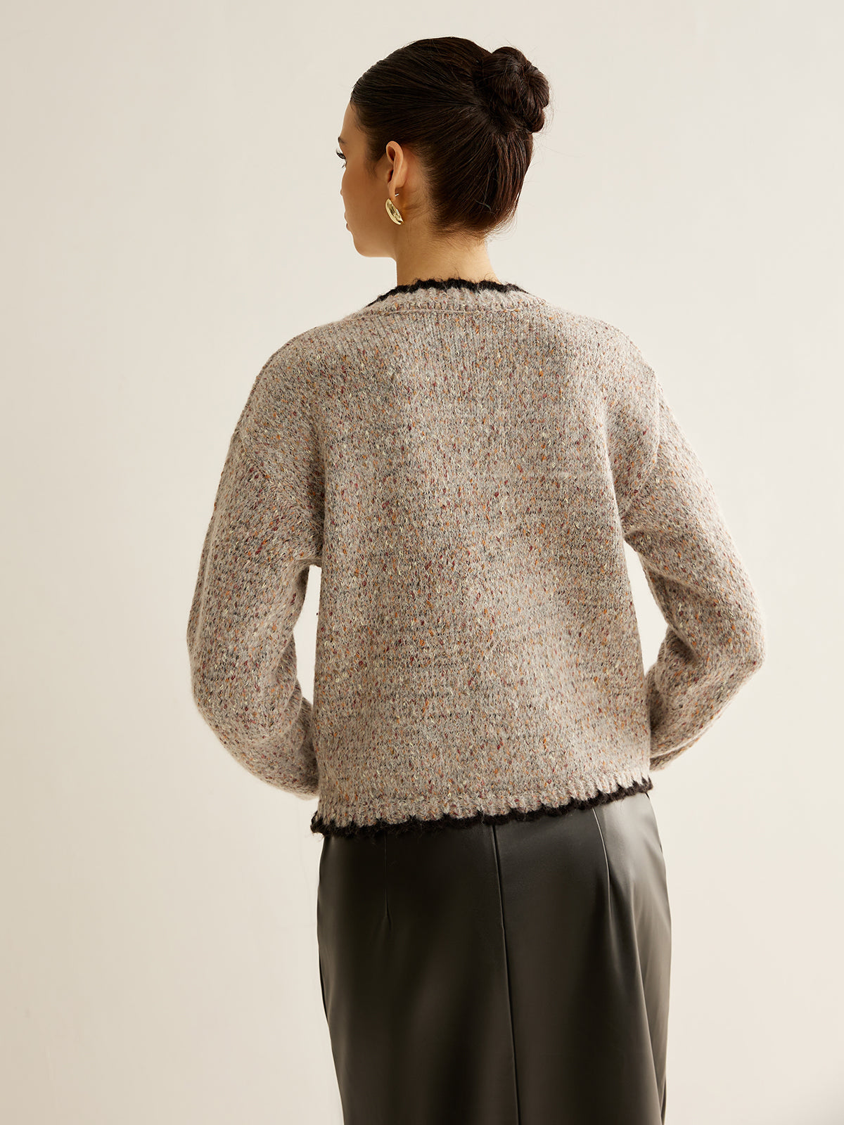 Cardigan Versátil com Botões e Acabamento Contrastante