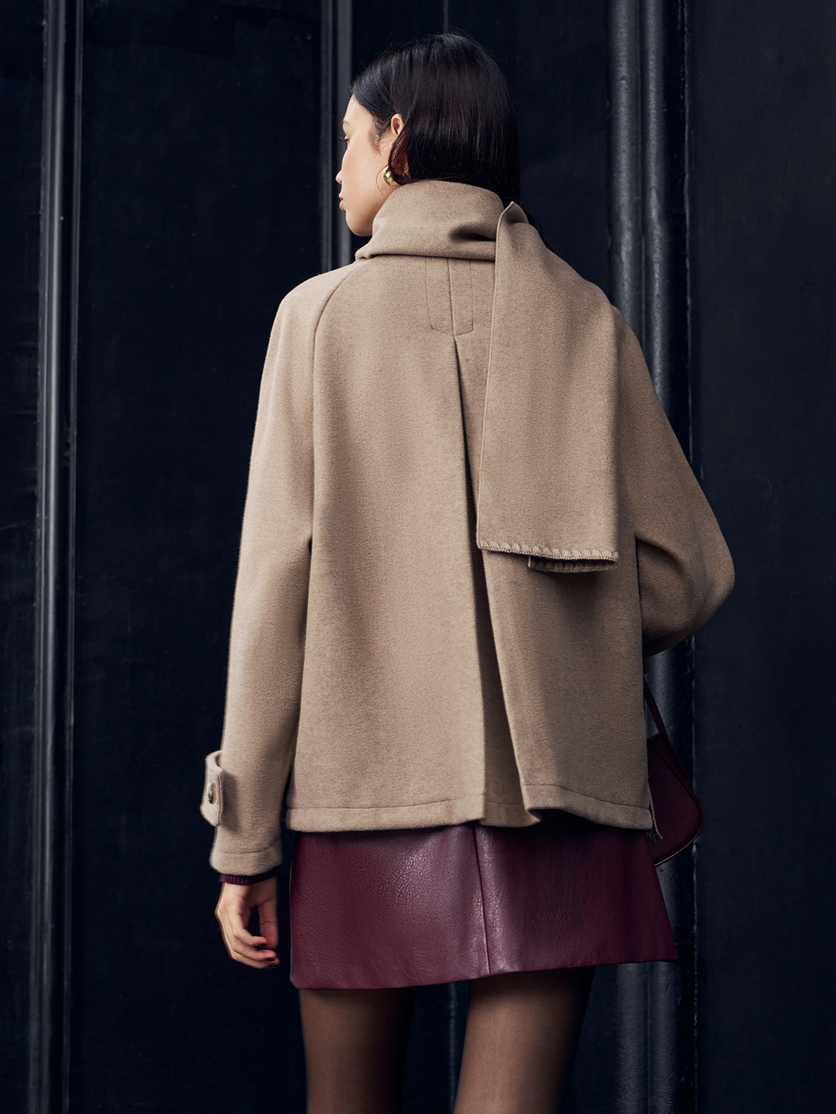 Jaqueta Plissada com Cachecol de Botões