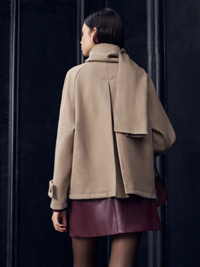 Jaqueta Plissada com Cachecol de Botões