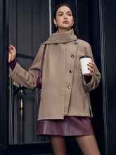 Jaqueta Plissada com Cachecol de Botões