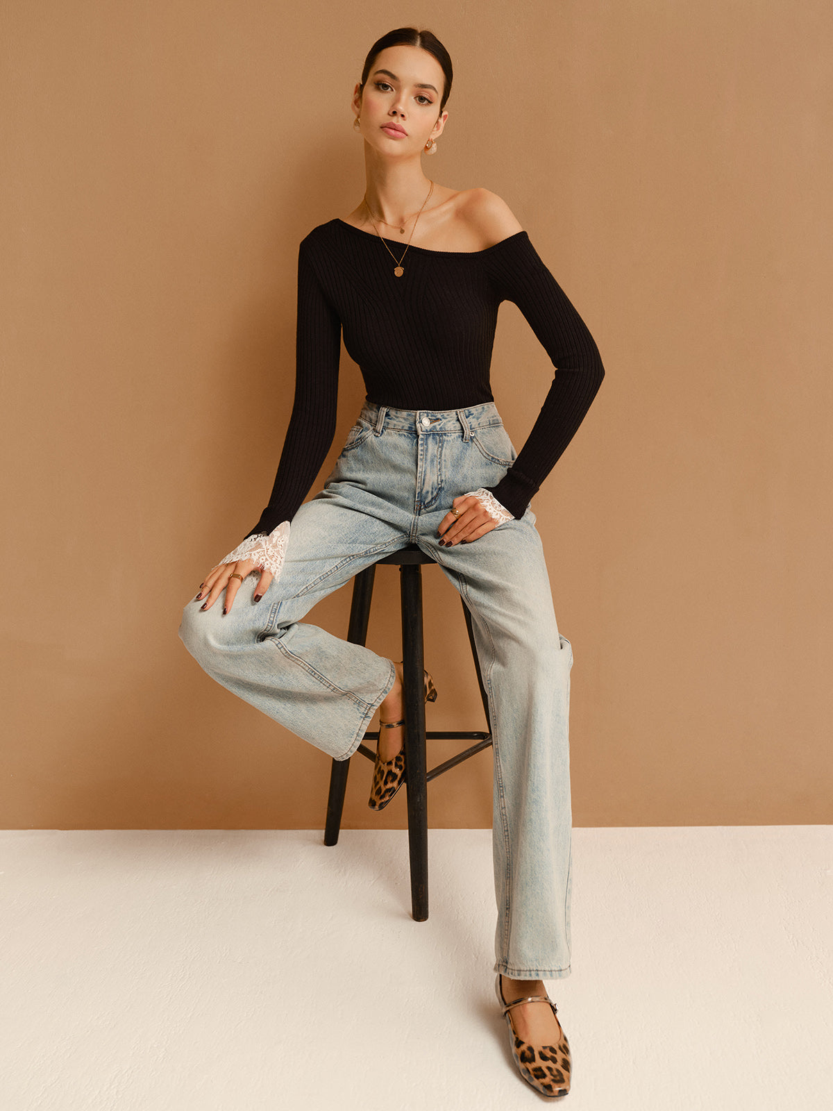 Suéter Slim Assimétrico com Punho de Renda