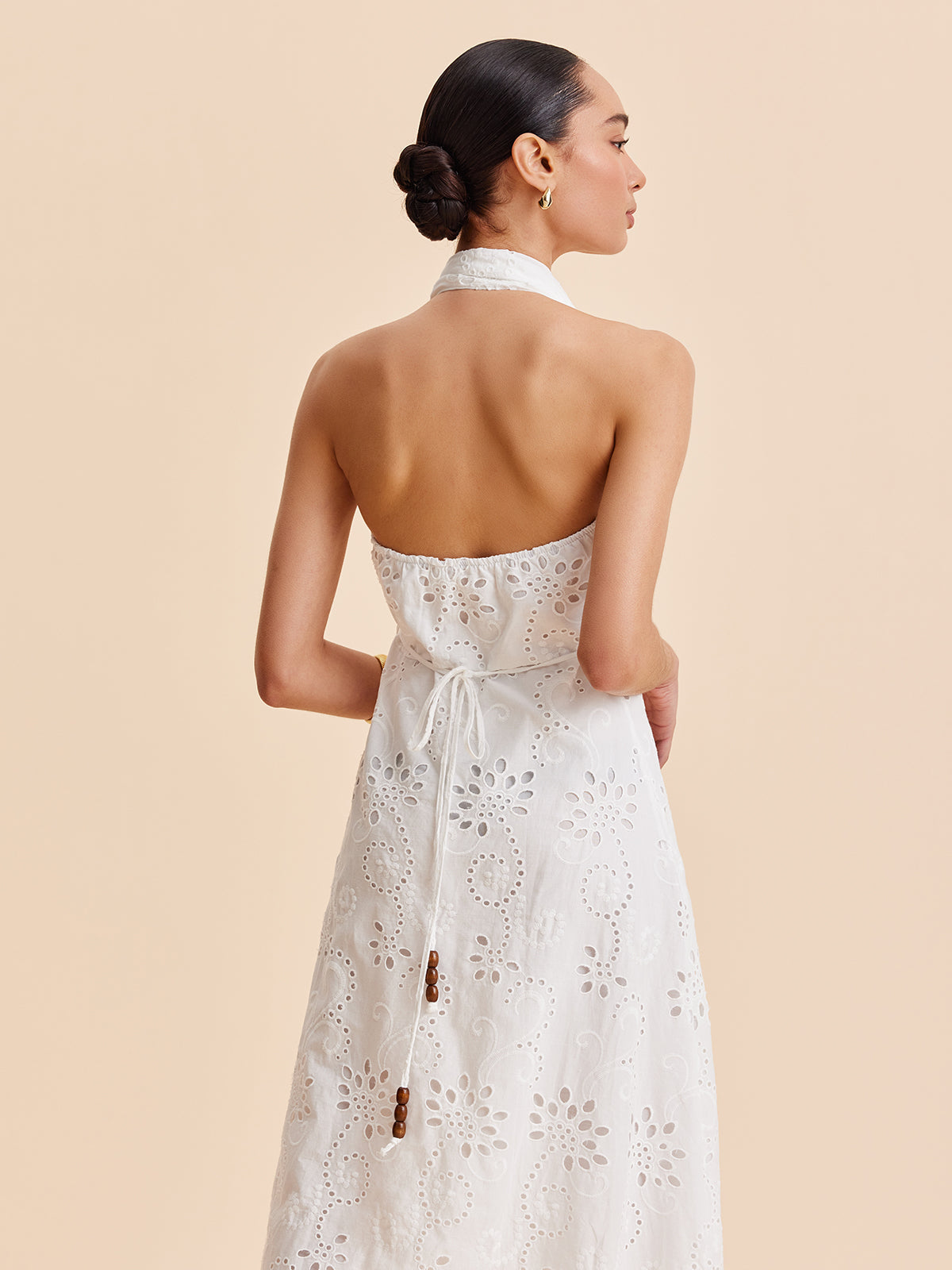 Vestido Midi com Decote Halter e Cinto e Ilhós