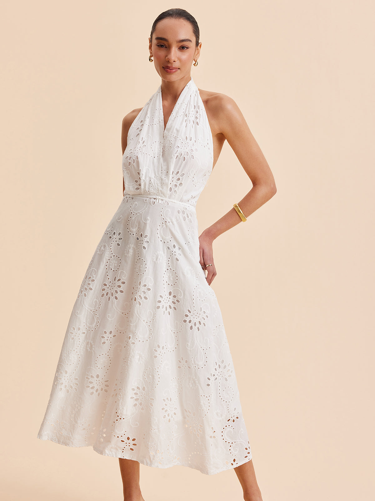 Vestido Midi com Decote Halter e Cinto e Ilhós