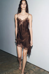 Vestido Curto Acetinado com Renda - Bruné