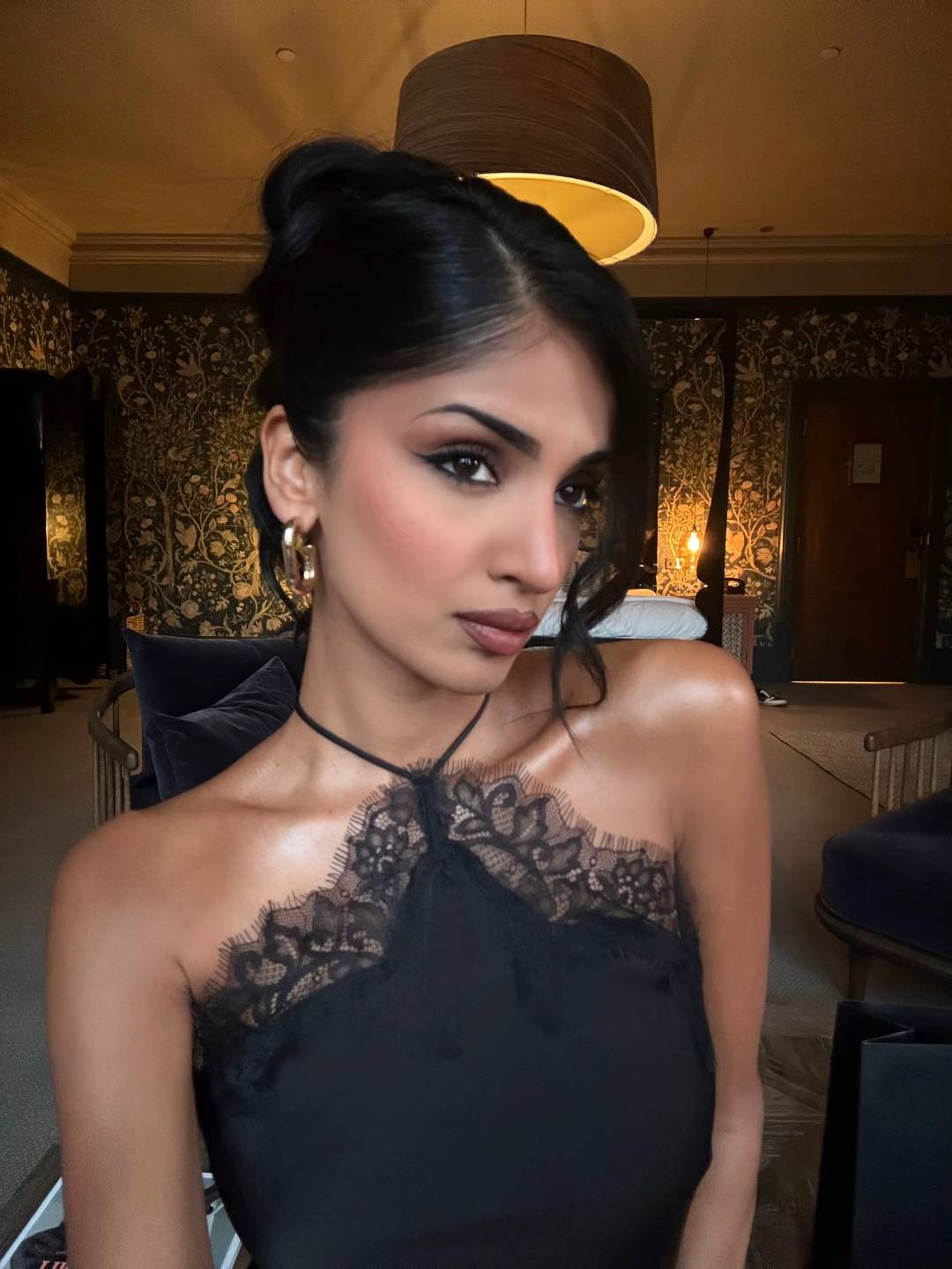 Vestido Curto Acetinado com Renda - Liora