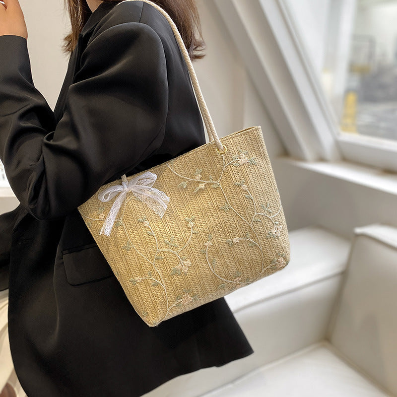 Bolsa de Praia em Palha Nobre Bordada com Flores