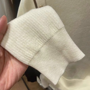 Suéter Peluciado com Botões Dourados - Chic