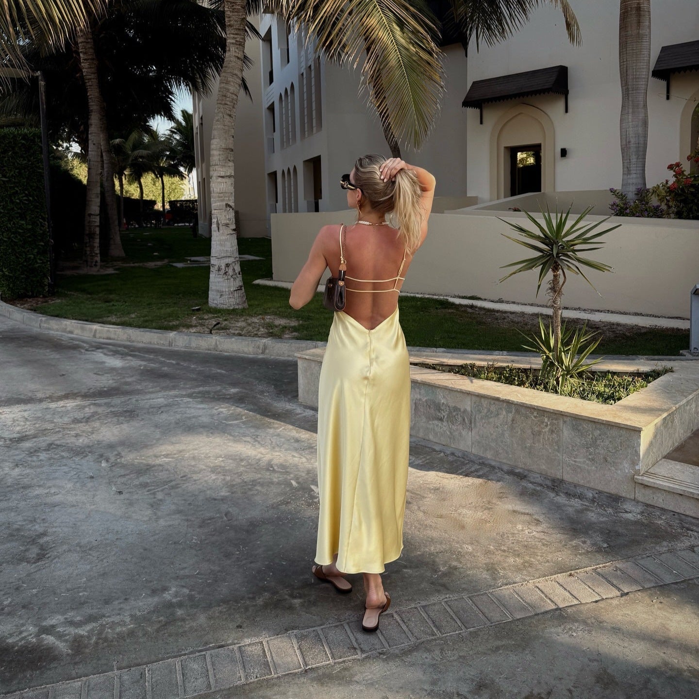 Vestido de Cetim com Alça Ajustável